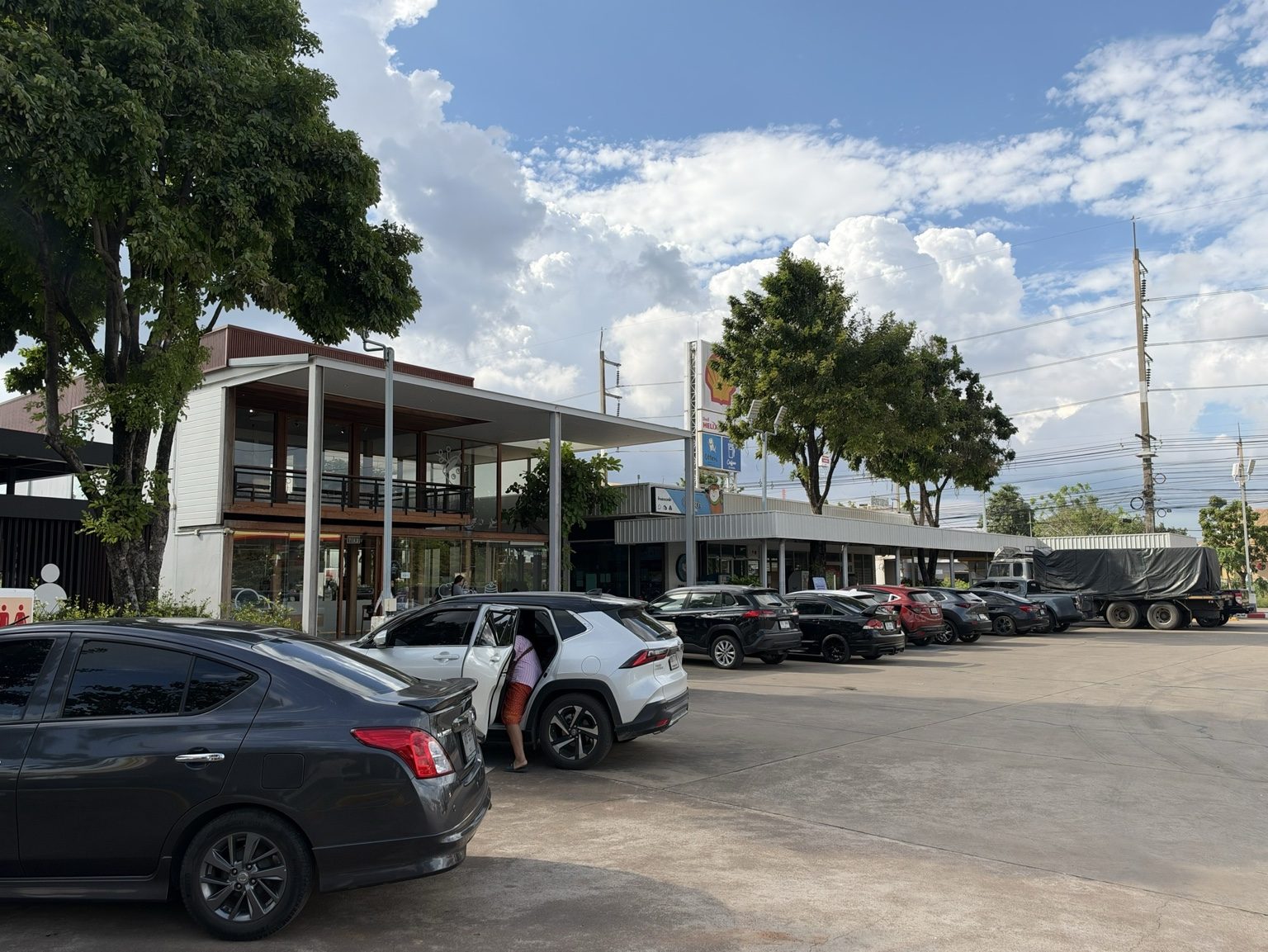 อาคารคาเฟ่และร้านค้าภายในสถานี / Café and shops at the station