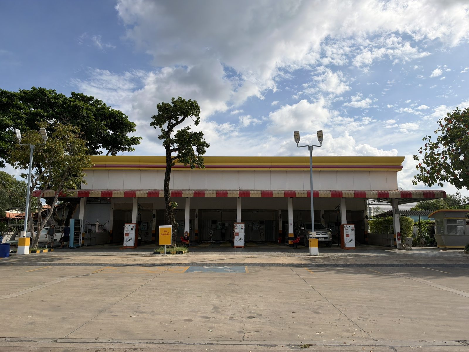 ด้านหน้าอาคารบริการ / Service building frontage