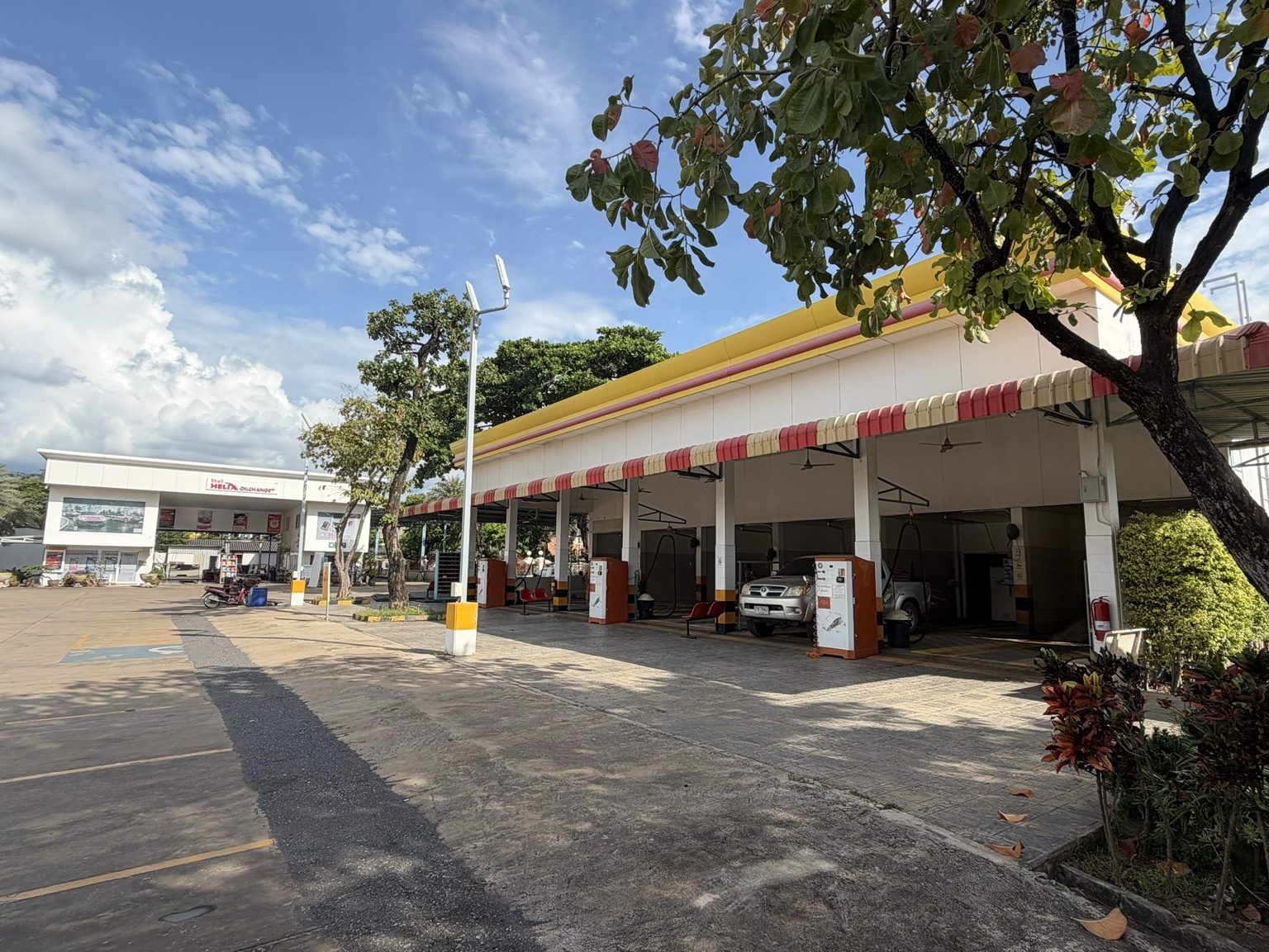 พื้นที่บริการล้างรถภายในสถานี / Car care area at the station