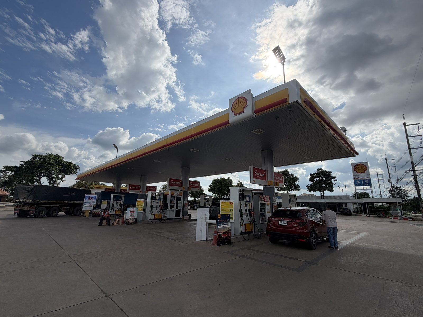 หลังคาและป้ายเชลล์ จุดสังเกตภายในสถานี / Shell canopy and station signage